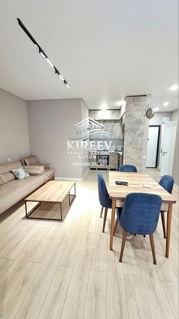 Квартира 65 м² с ремонтом на Ангиса 1