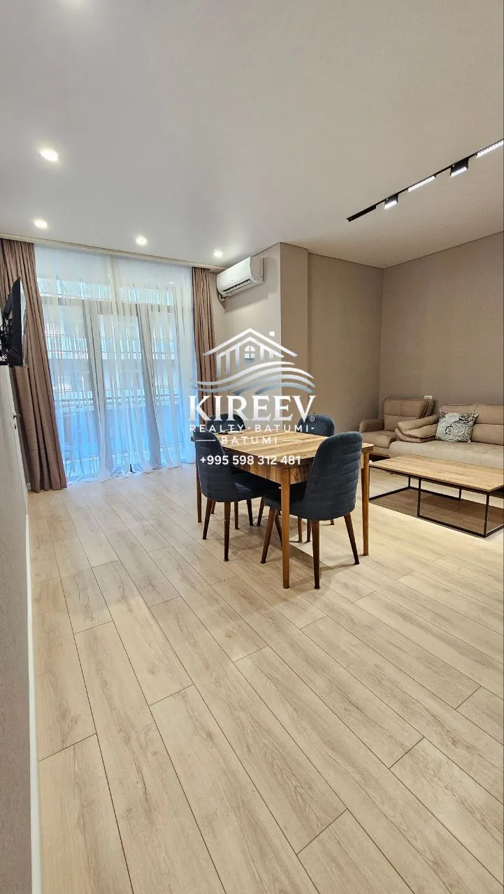 Квартира 65 м² с ремонтом на Ангиса 10
