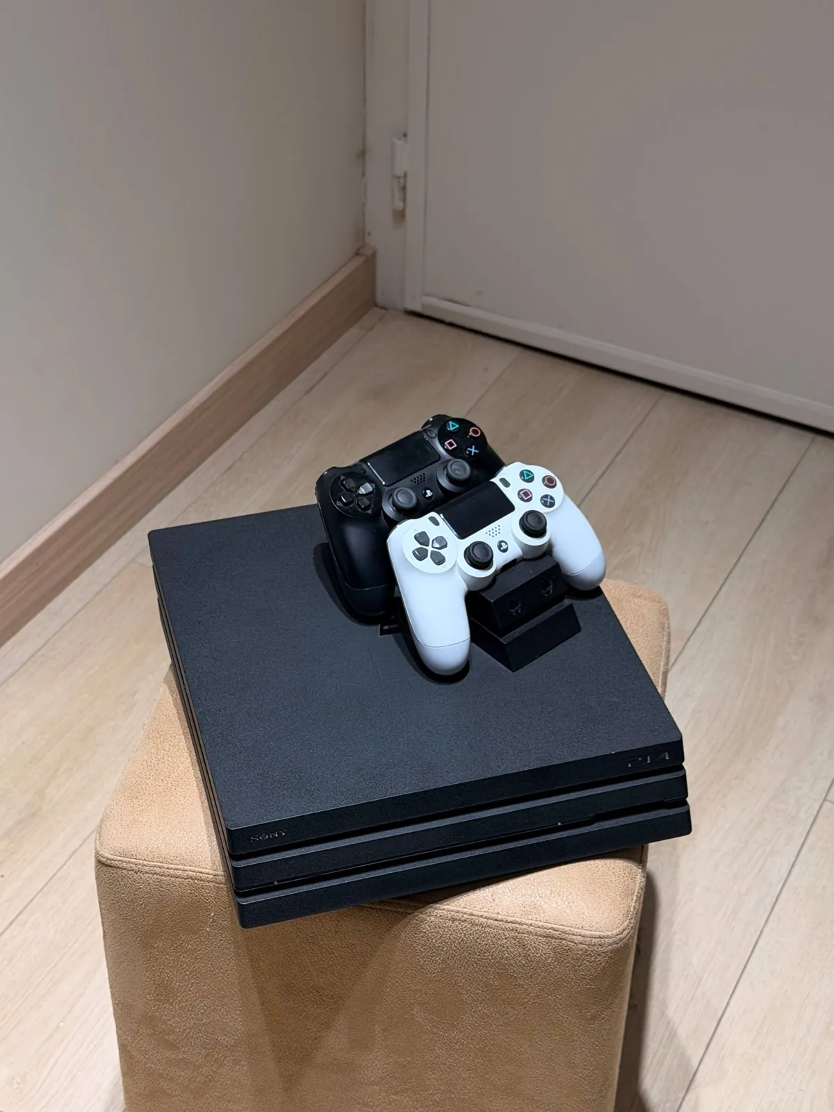Игровая приставка PlayStation 4 Pro 1TB 1