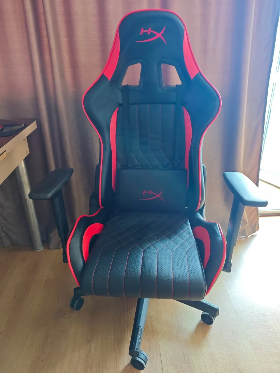 Игровое кресло HyperX Blast Core чёрно-красное 1