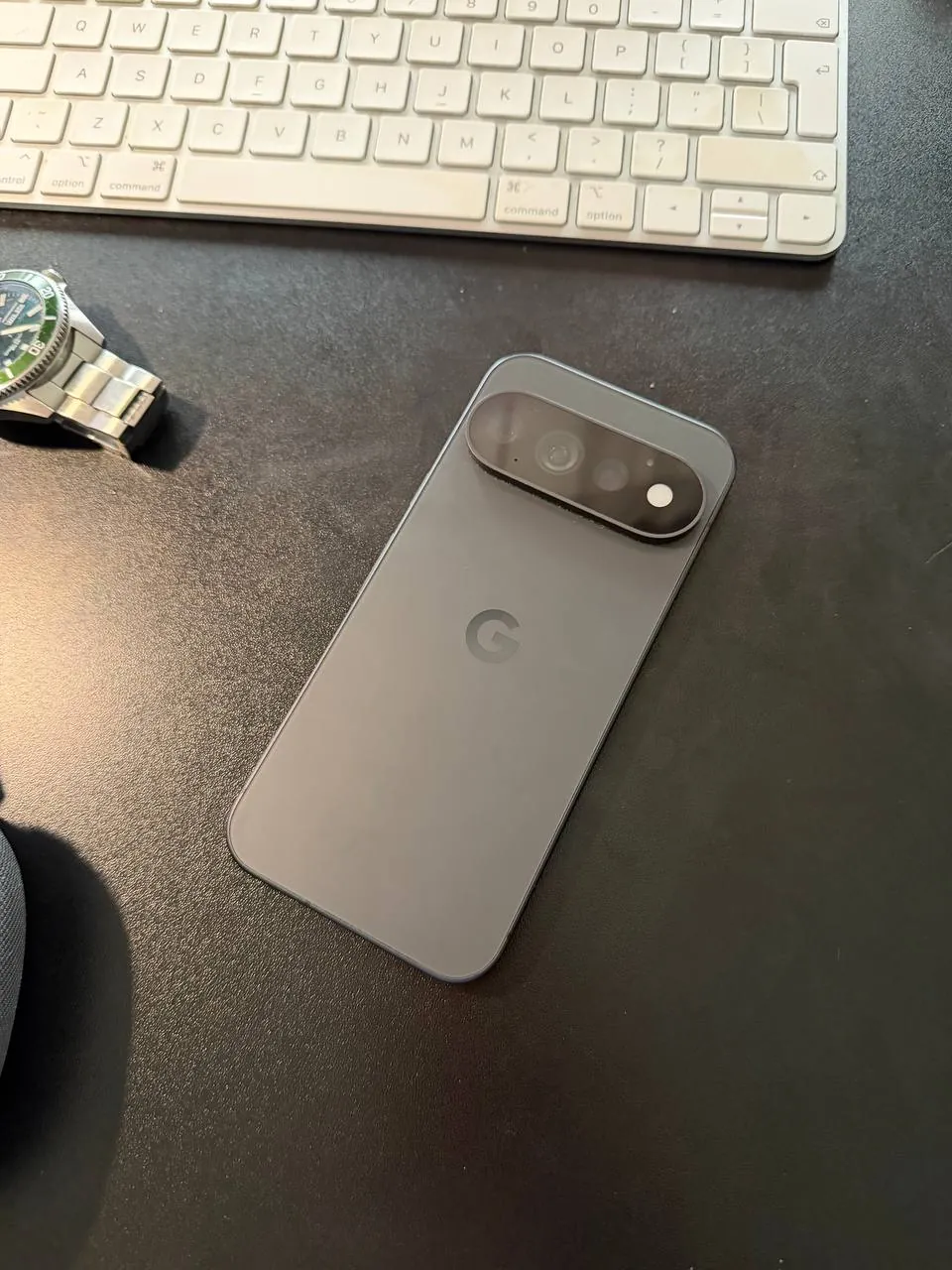 Техника: AirPods Max, Pixel, монитор, Apple Watch 3