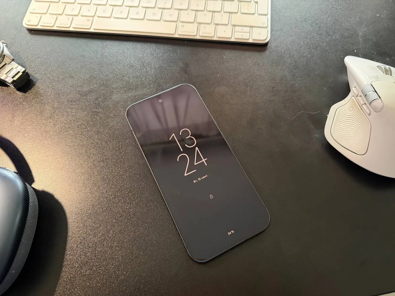 Техника: AirPods Max, Pixel, монитор, Apple Watch 1