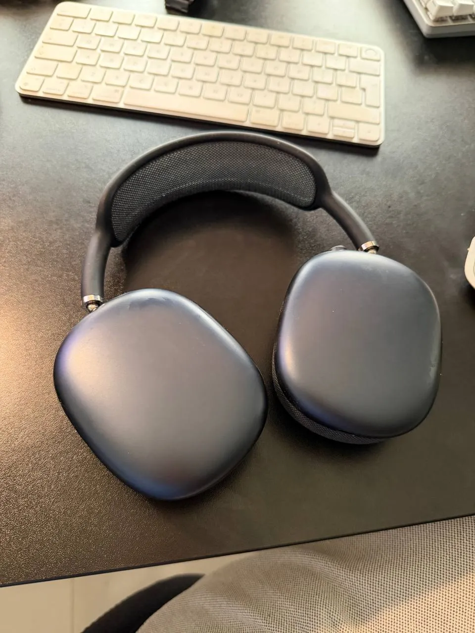 Техника: AirPods Max, Pixel, монитор, Apple Watch 10