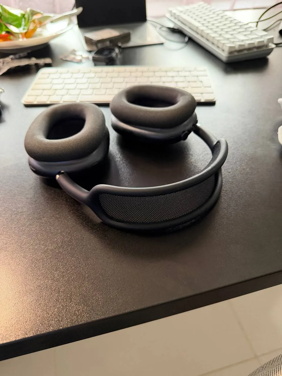 Техника: AirPods Max, Pixel, монитор, Apple Watch 8