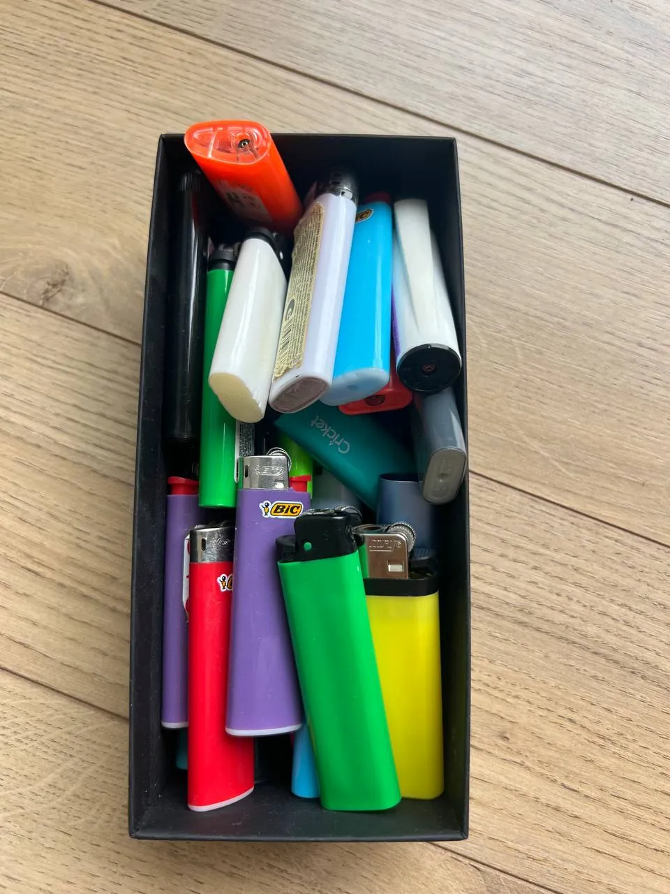 Коллекция зажигалок BIC и Cricket 2