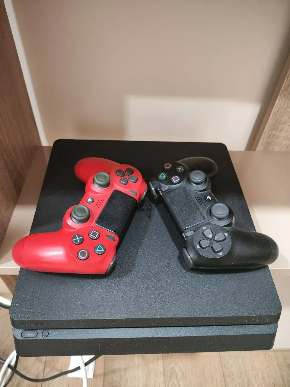 PlayStation 4 Slim с двумя джойстиками 1