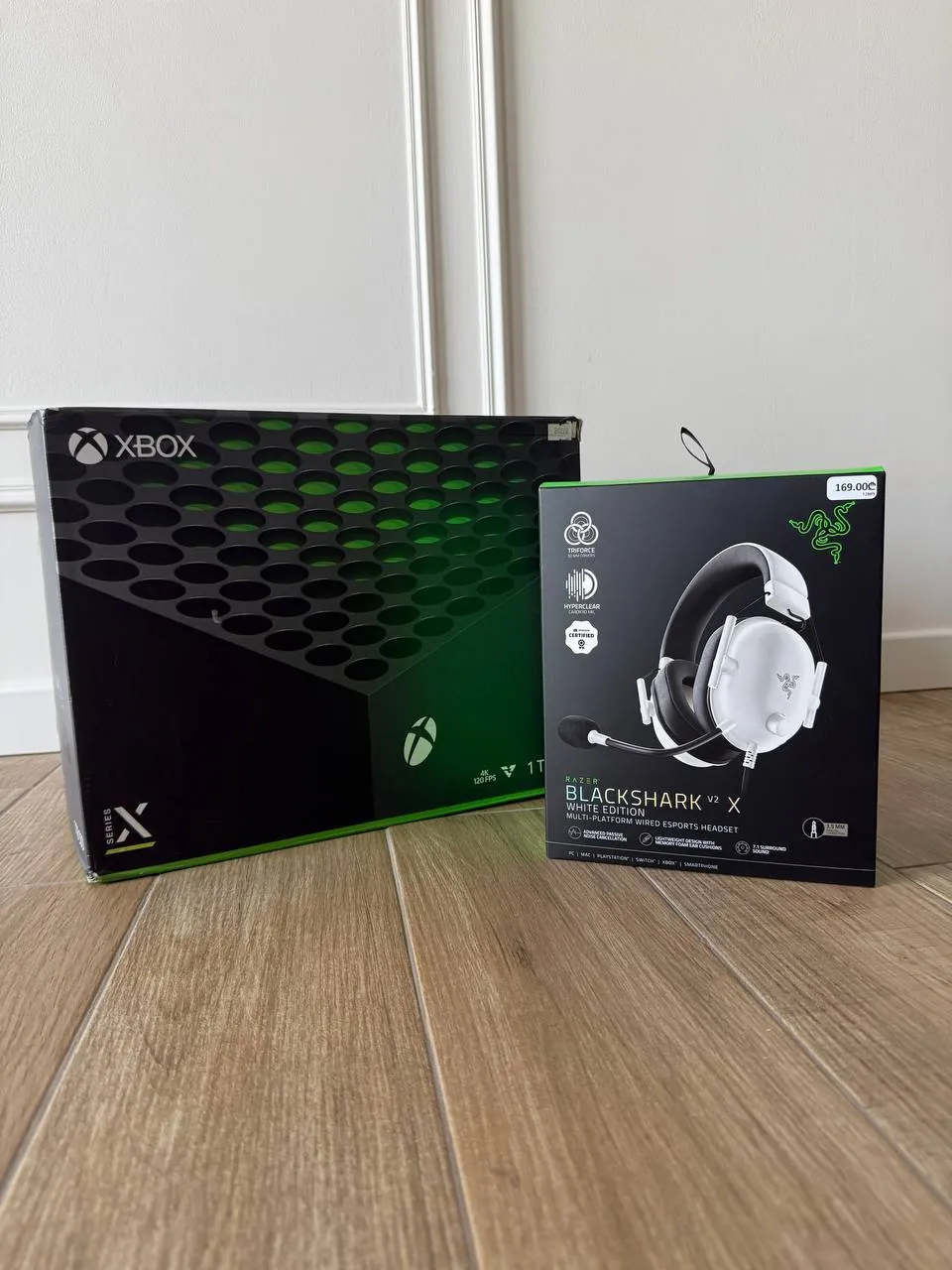 Xbox Series X с гарнитурой Razer BlackShark 1
