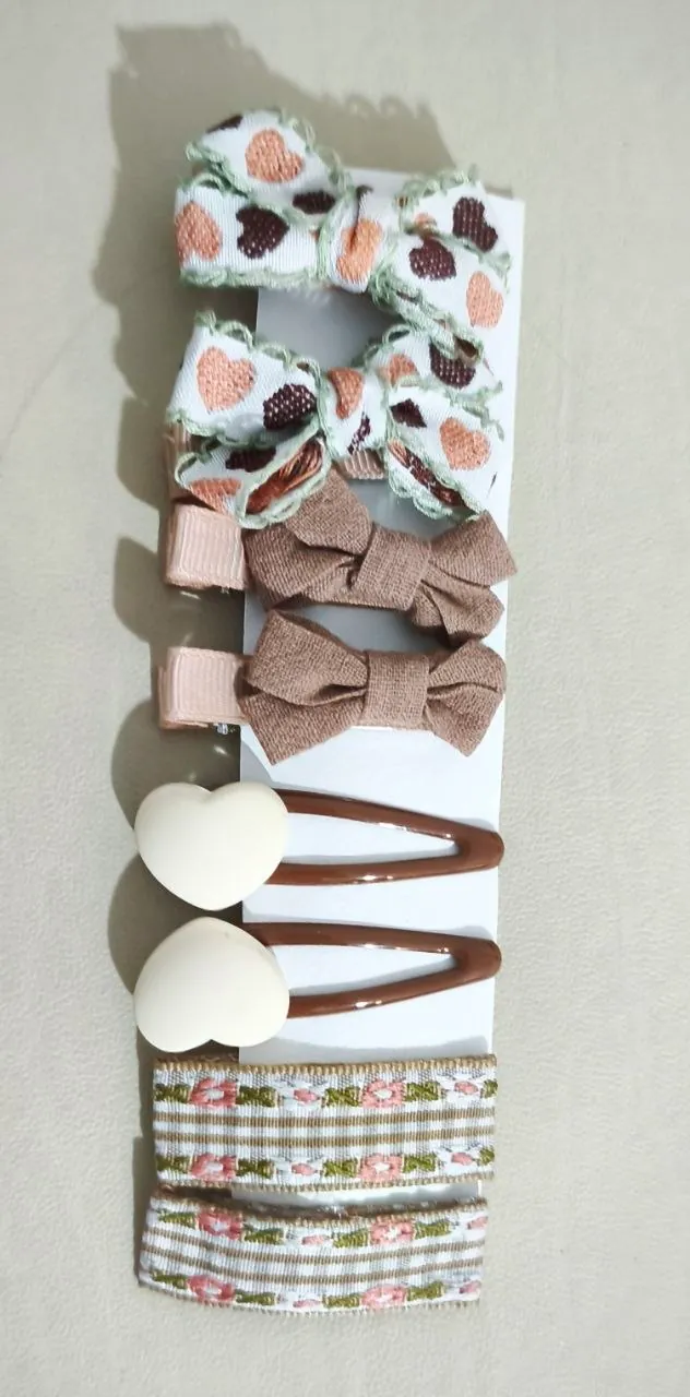 Учебники, кошелёк и детские мелочи лотом 7