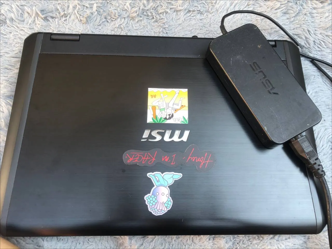 Ноутбук MSI с неоригинальным блоком питания 1