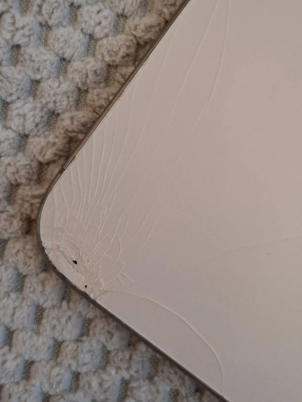 IPhone 16 Pro Max с трещиной на задней панели 2