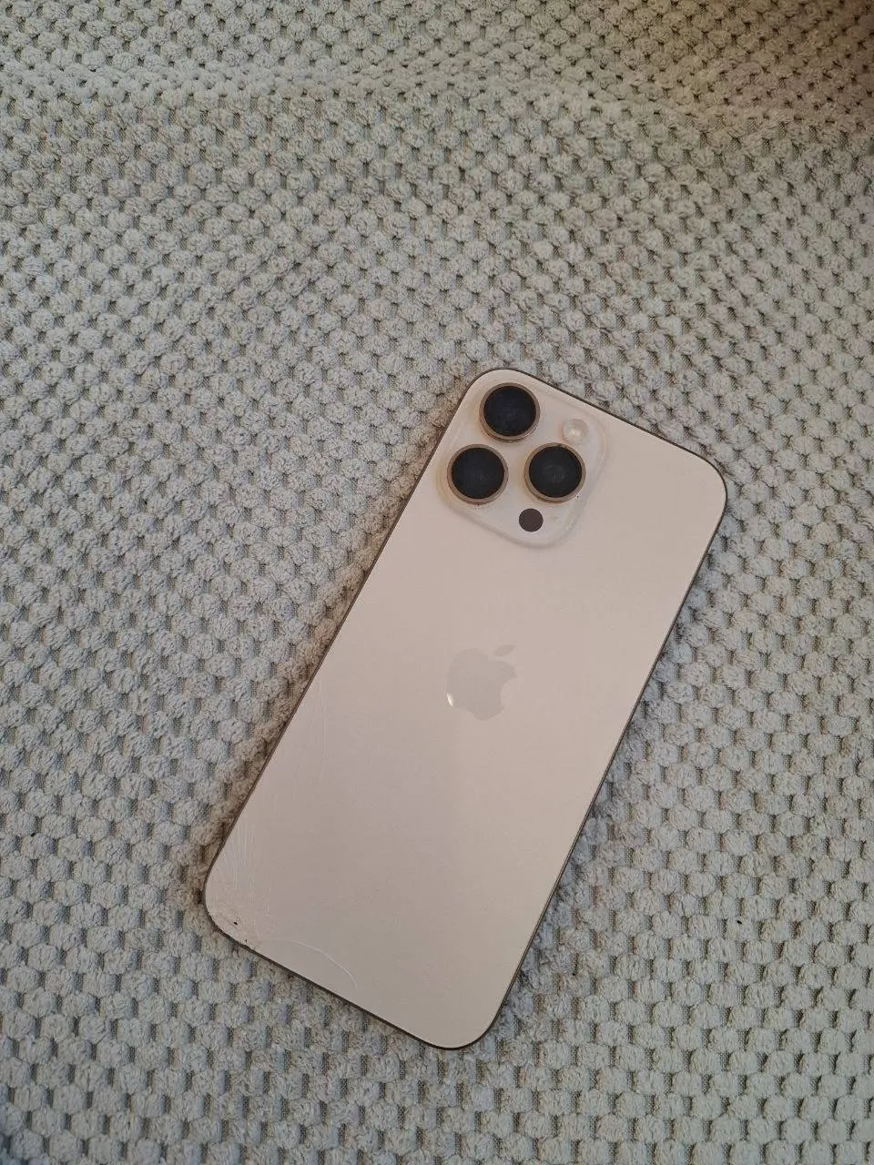 IPhone 16 Pro Max с трещиной на задней панели 1
