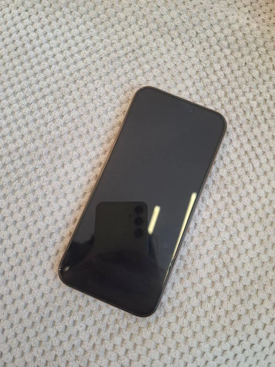 IPhone 16 Pro Max с трещиной на задней панели 3