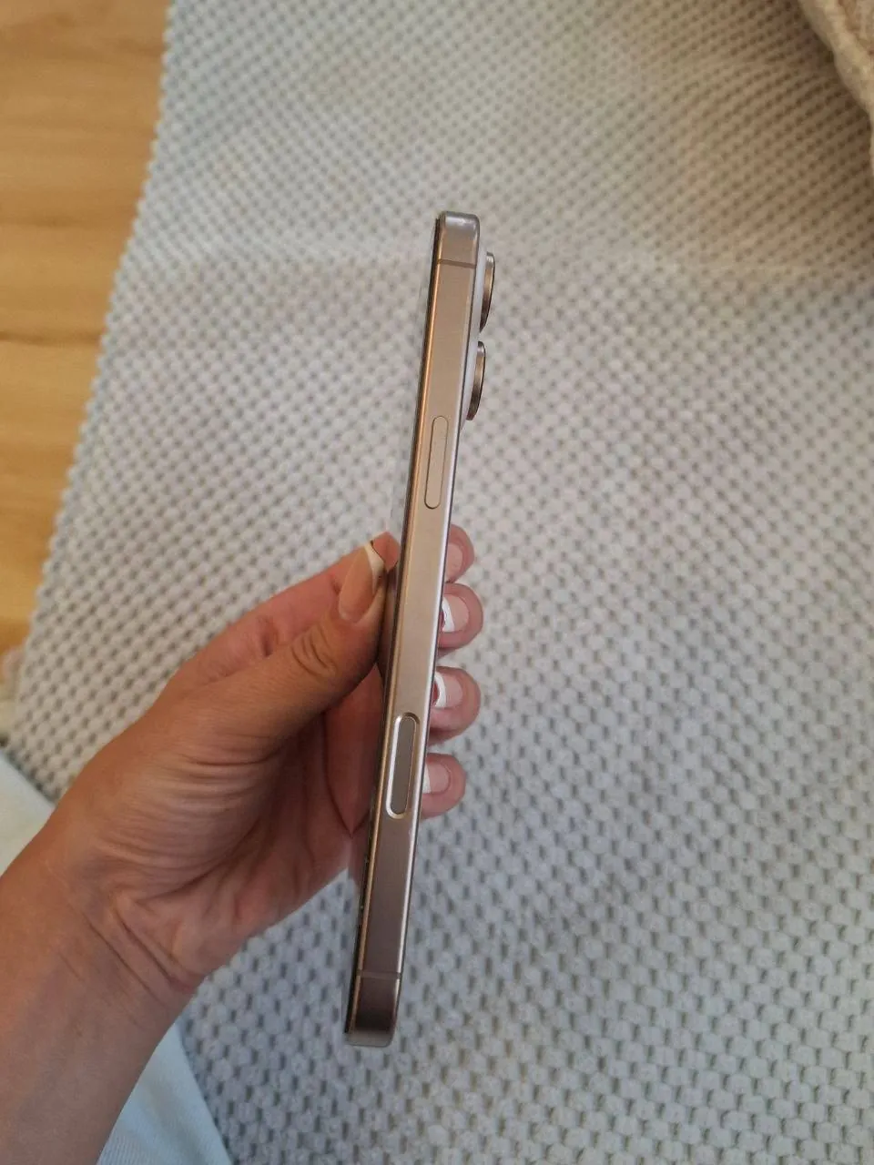 IPhone 16 Pro Max с трещиной на задней панели 4