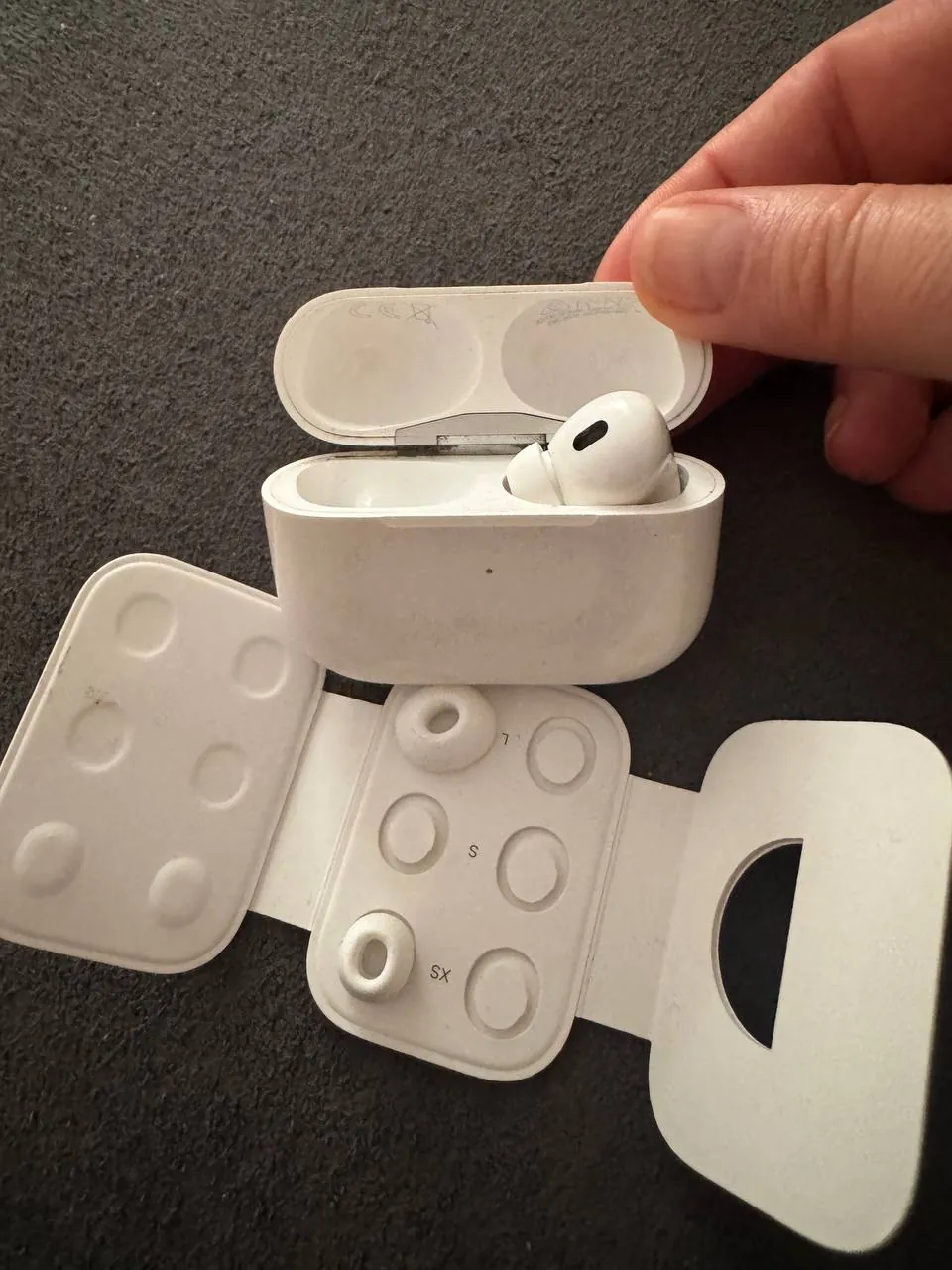 Правый наушник AirPods Pro 2 с кейсом 1