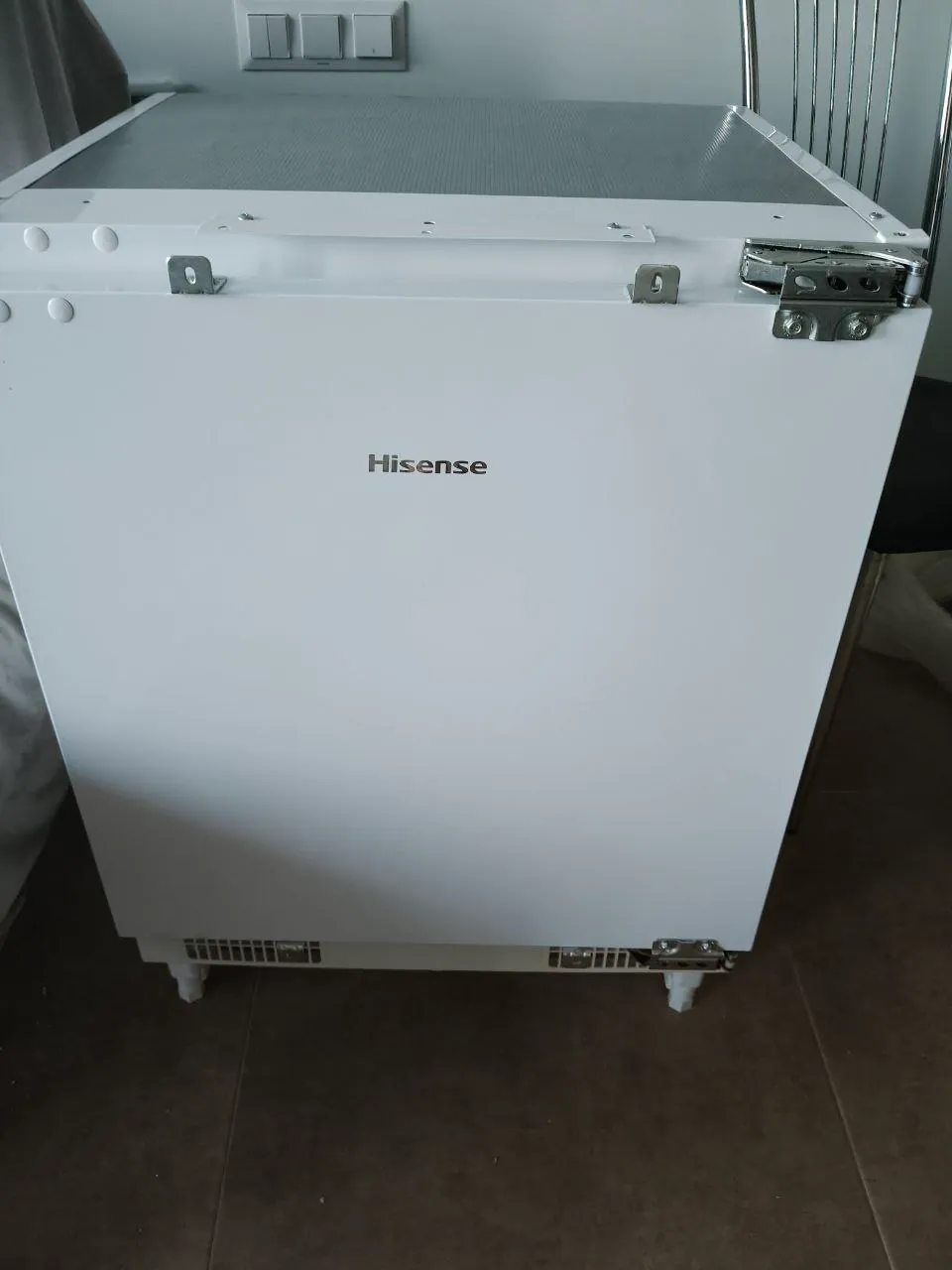 Встраиваемый холодильник Hisense мало б/у 1