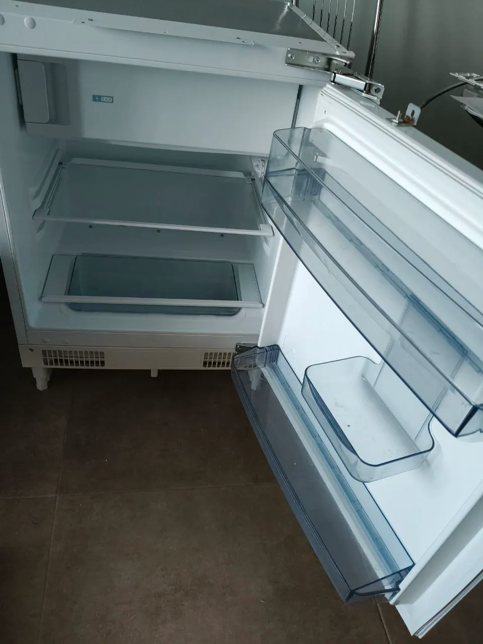 Встраиваемый холодильник Hisense мало б/у 3