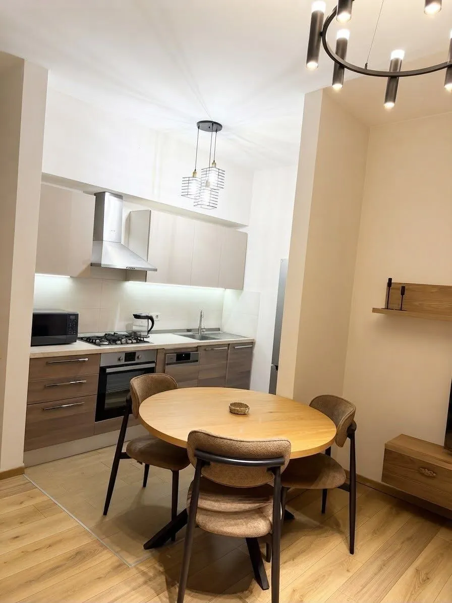 Квартира 90 м² с 3 комнатами в Сабуртало 2