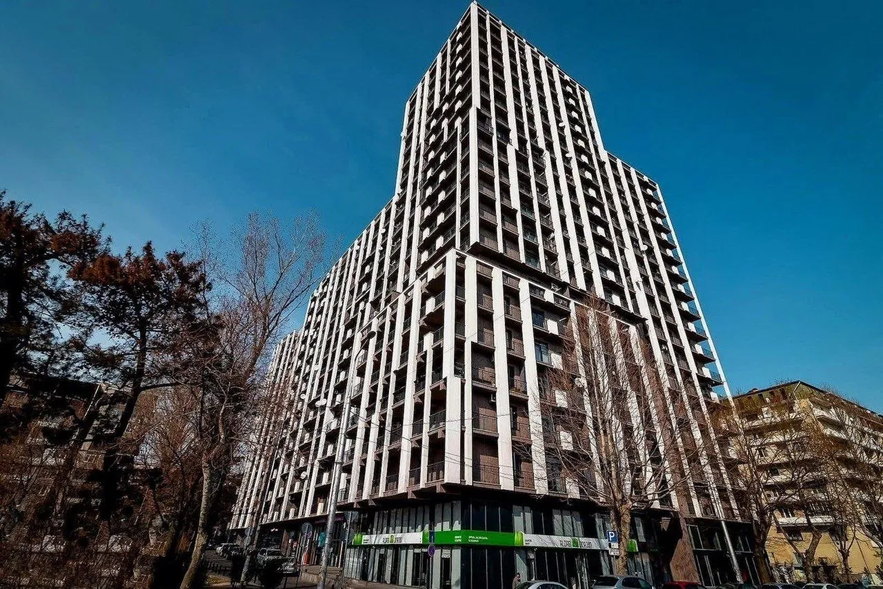 Квартира 90 м² с 3 комнатами в Сабуртало 10