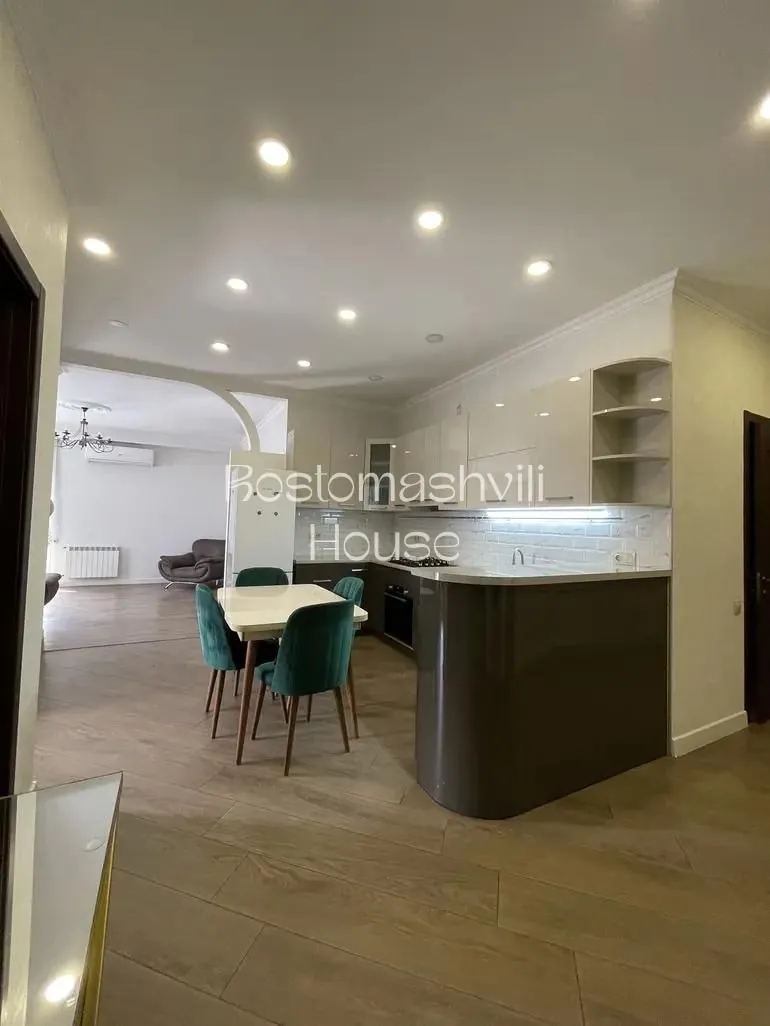 Квартира 100 м² с 3 комнатами в Дигоми 3