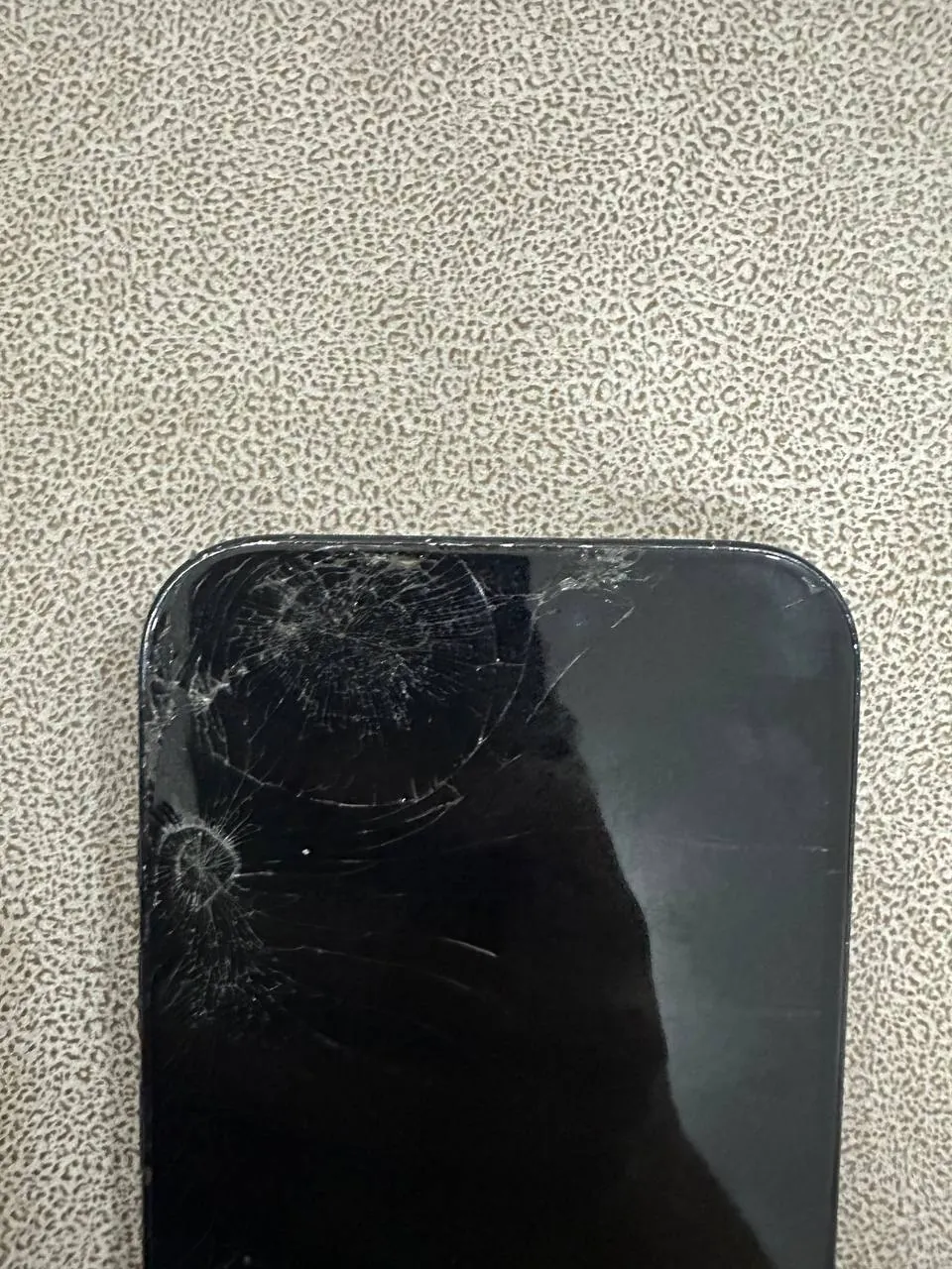 IPhone 15 с небольшими дефектами корпуса 2