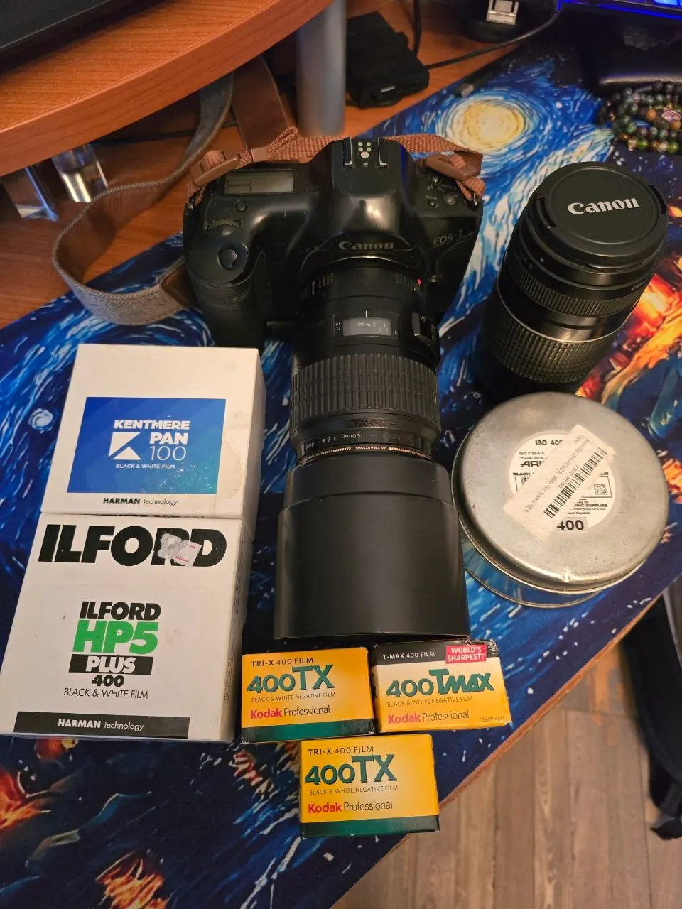 Плёночный фотоаппарат Canon EOS-1 с объективами 1