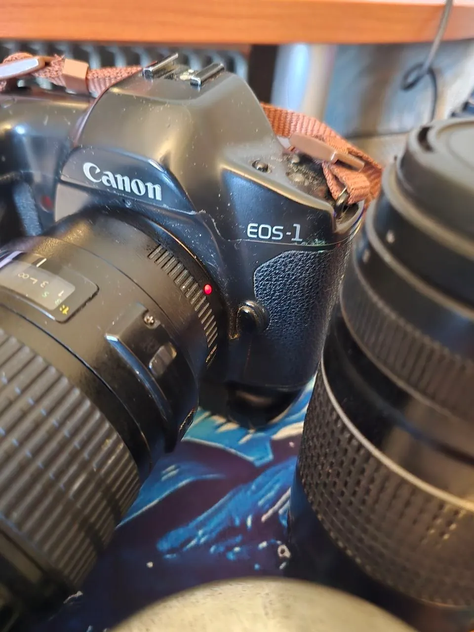 Плёночный фотоаппарат Canon EOS-1 с объективами 2