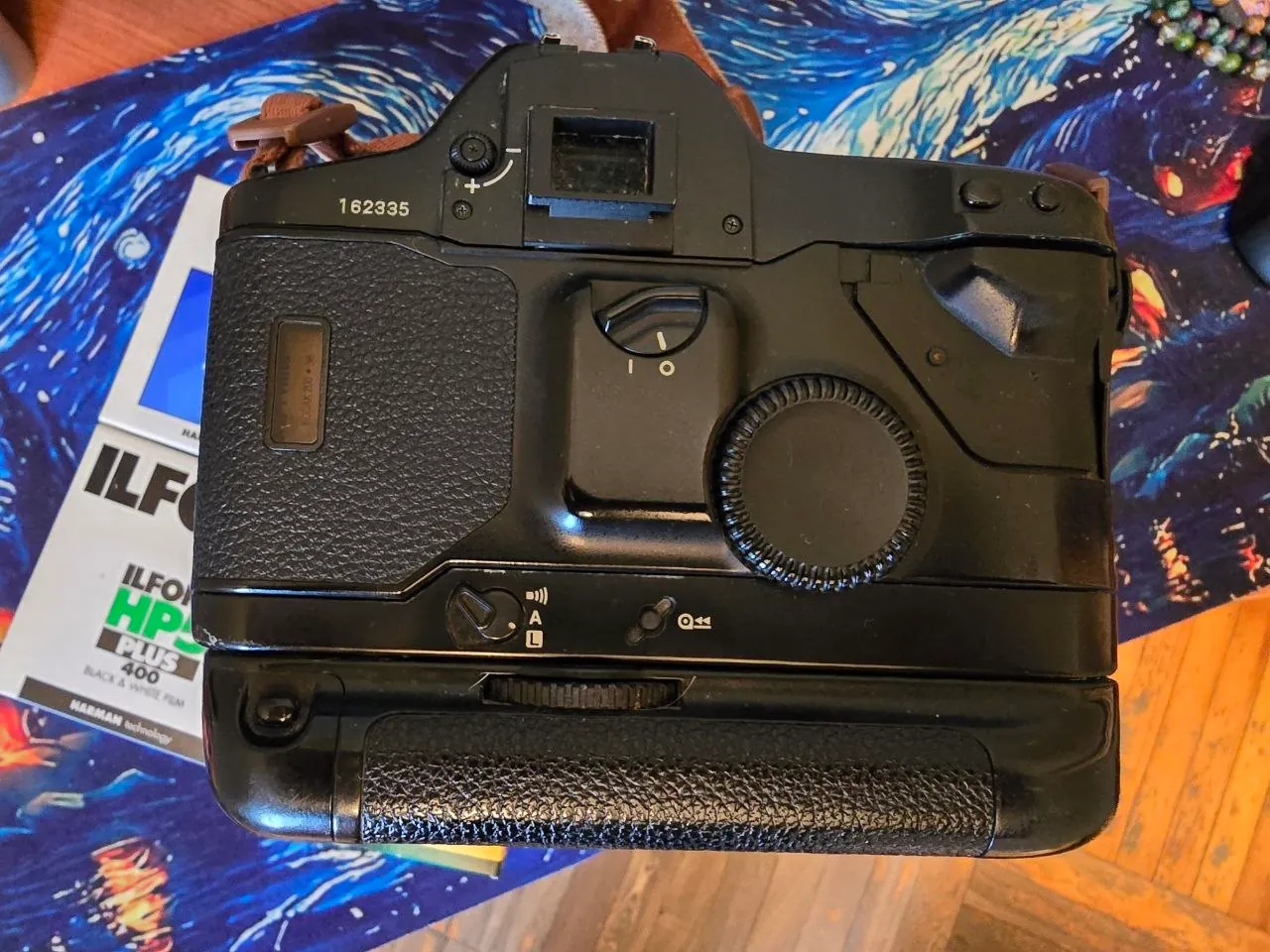 Плёночный фотоаппарат Canon EOS-1 с объективами 4