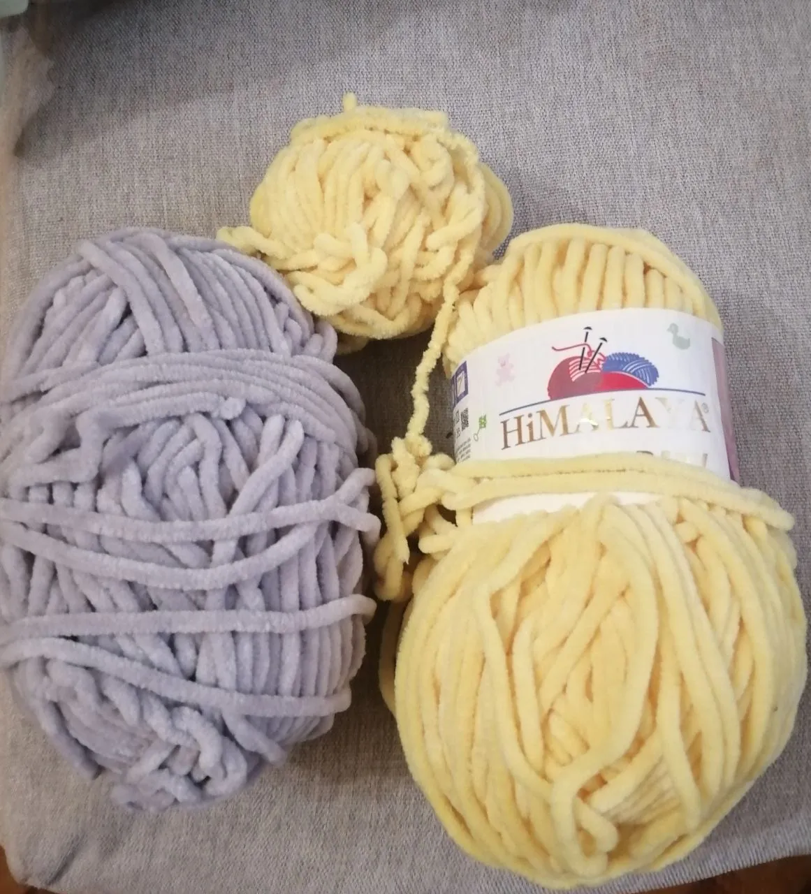 Нитки для вязания и вязаная игрушка Дракоша 1
