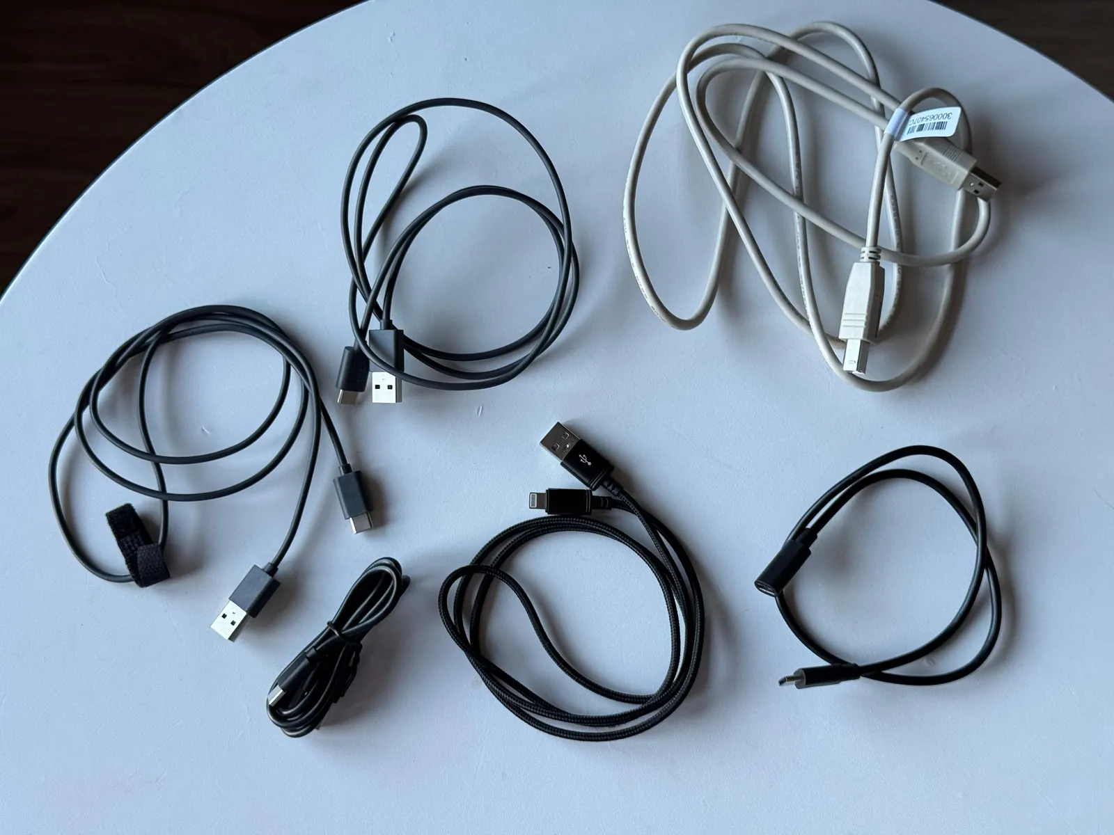 Роутер Xiaomi, зарядки и кабели для техники 4