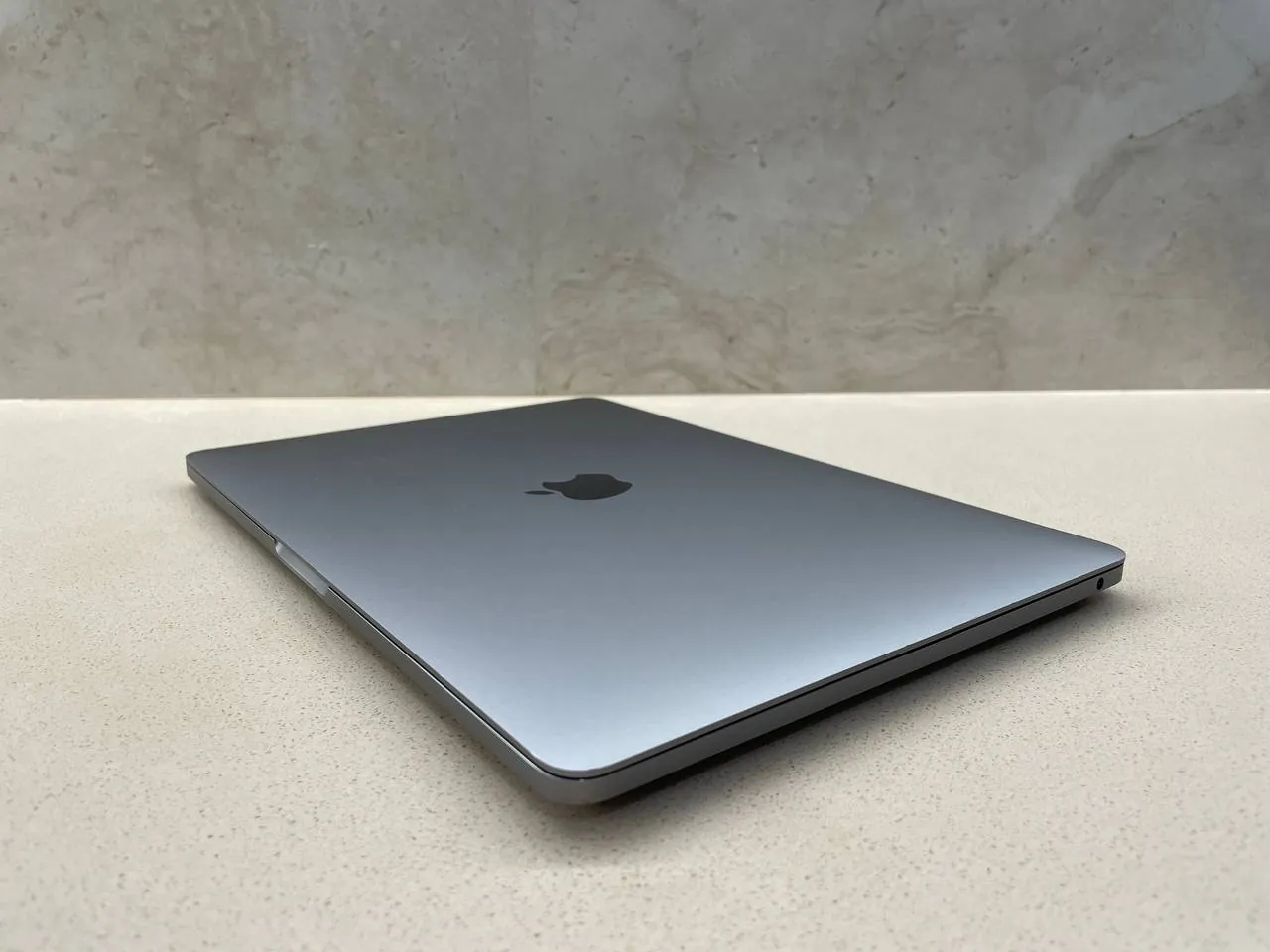 MacBook Pro M1 8/256 ГБ с Touch Bar 2