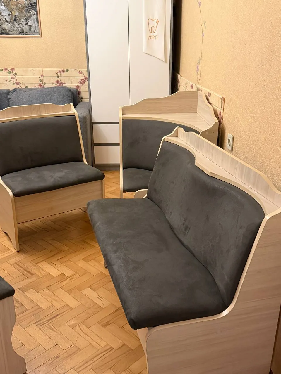 Кухонный уголок с раскладным столом и табуретками 4