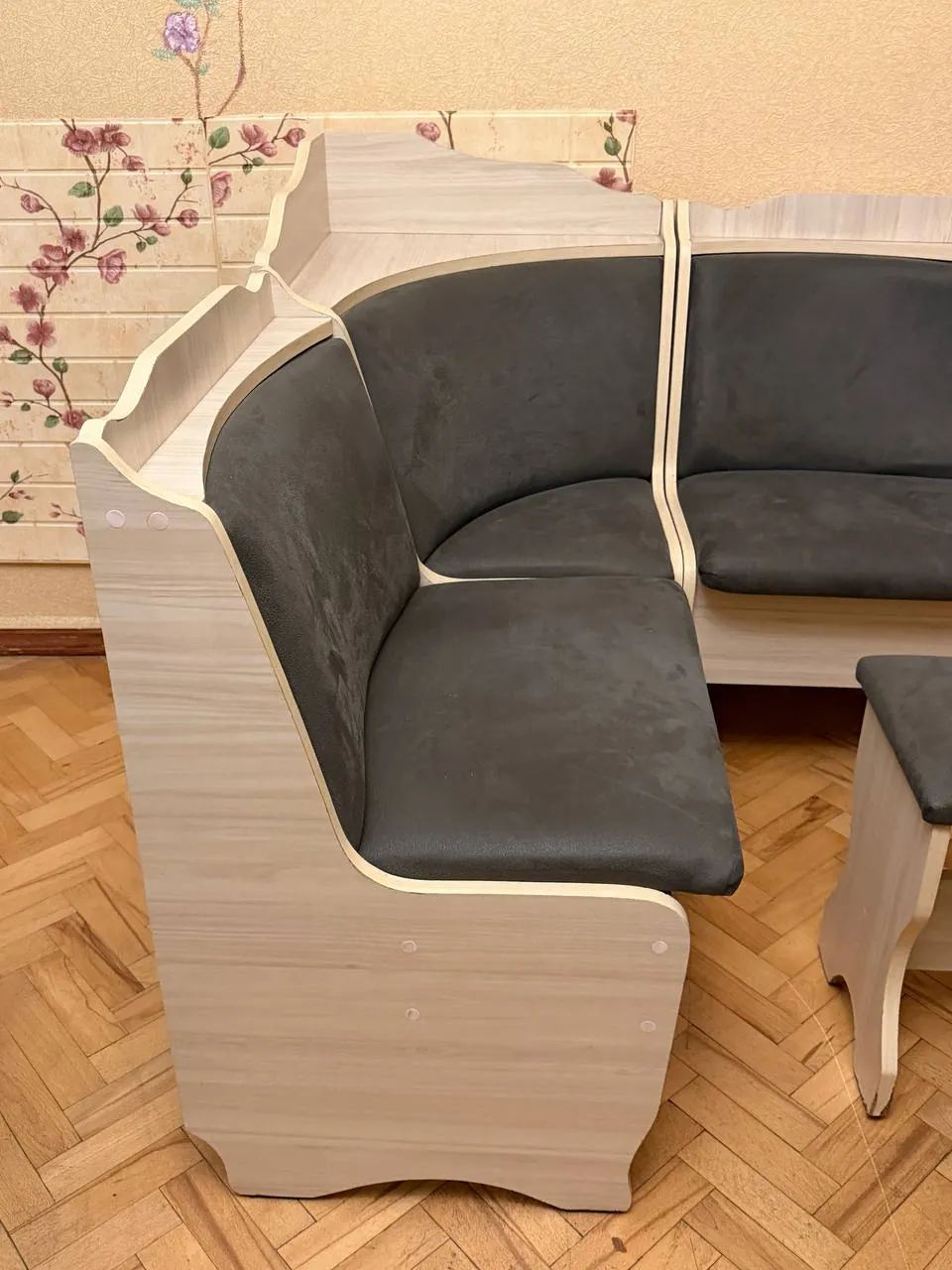 Кухонный уголок с раскладным столом и табуретками 8