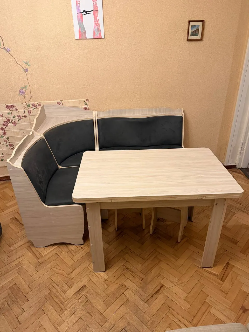 Кухонный уголок с раскладным столом и табуретками 9