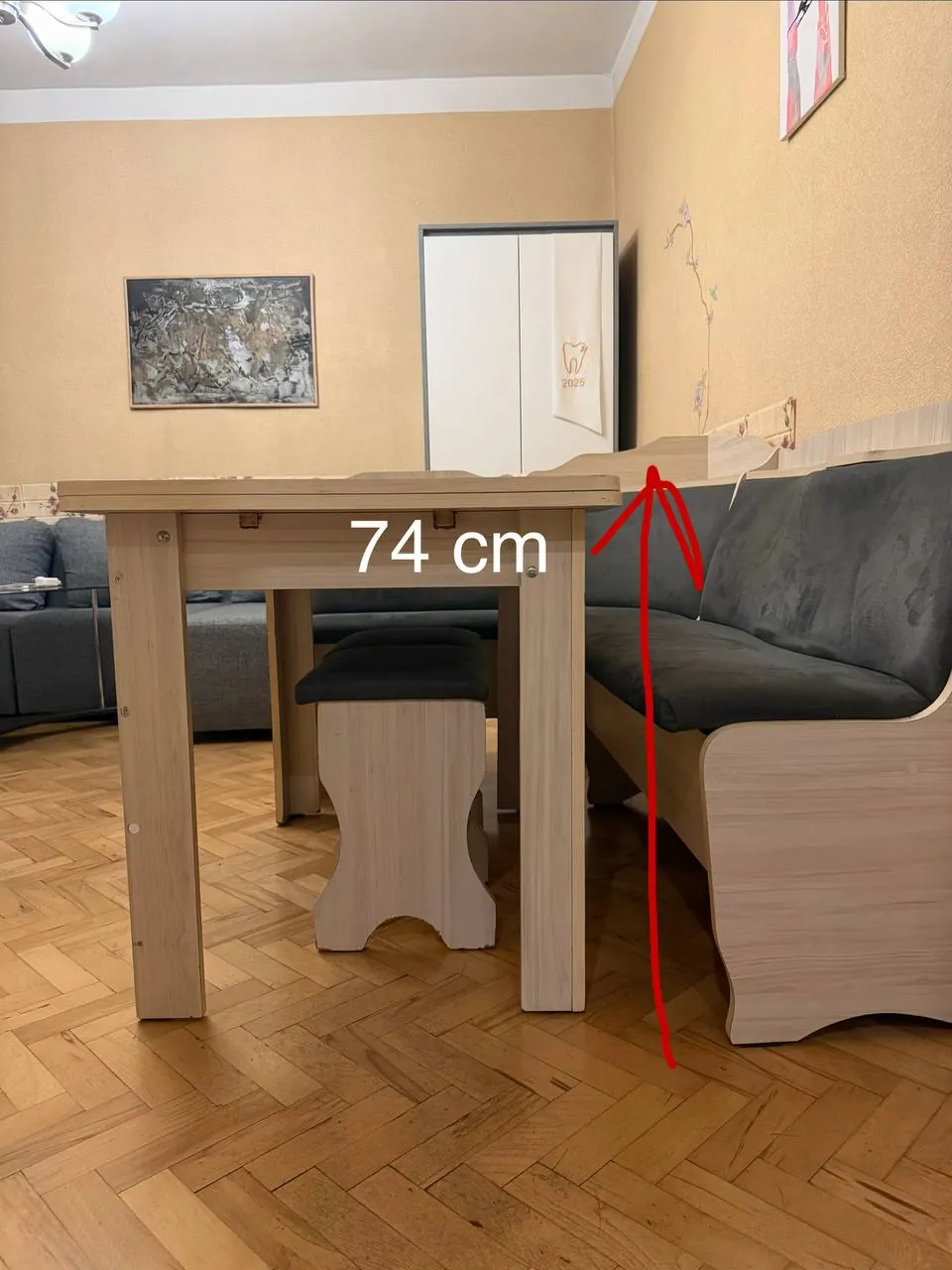 Кухонный уголок с раскладным столом и табуретками 2