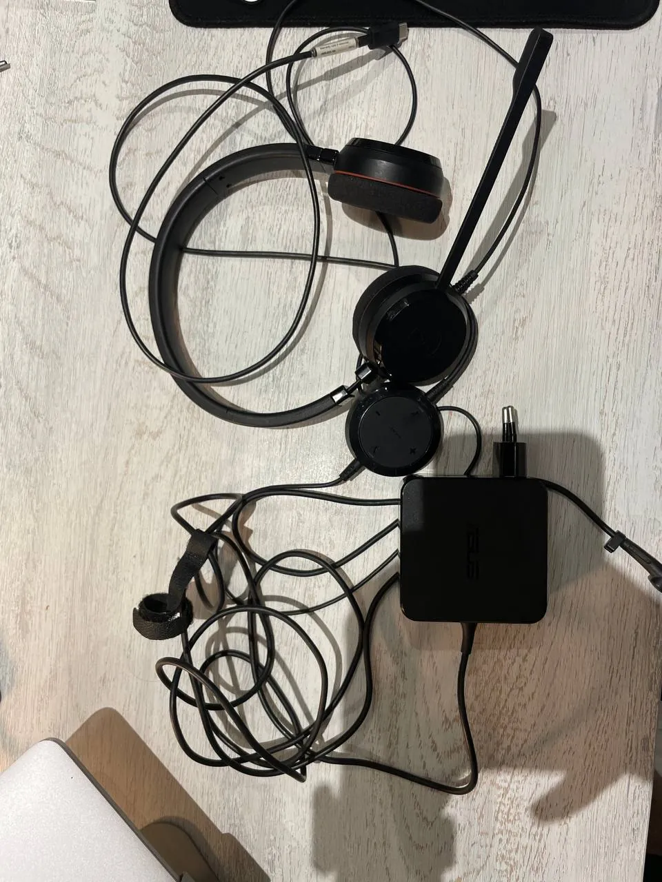 Наушники Jabra и зарядка Asus 1