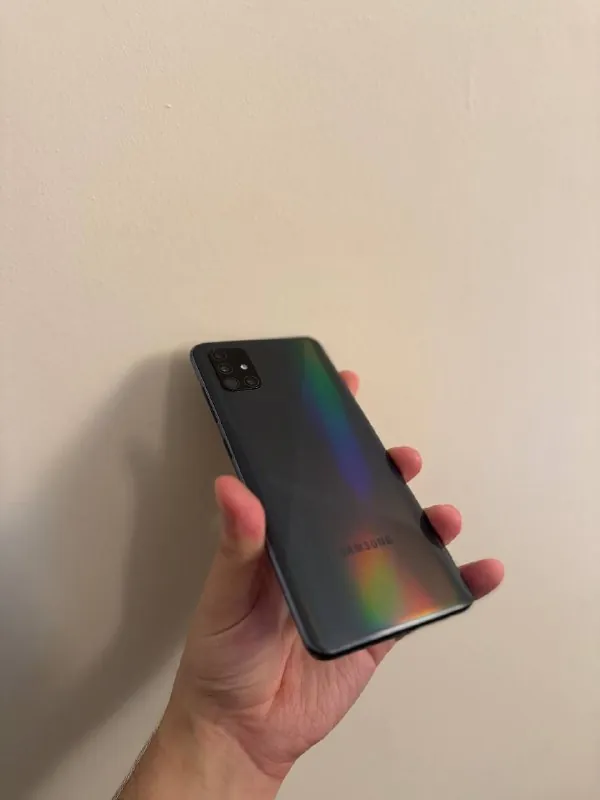 Samsung Galaxy A51 и iPhone 15 Pro 2