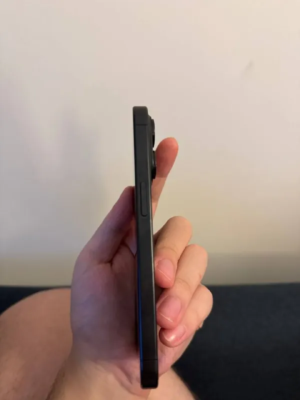Samsung Galaxy A51 и iPhone 15 Pro 6
