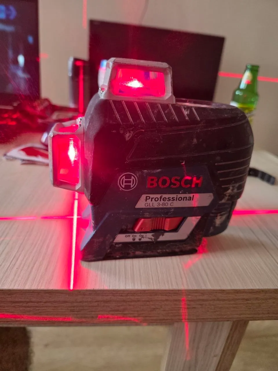 Лазерный уровень Bosch для строительных работ 1