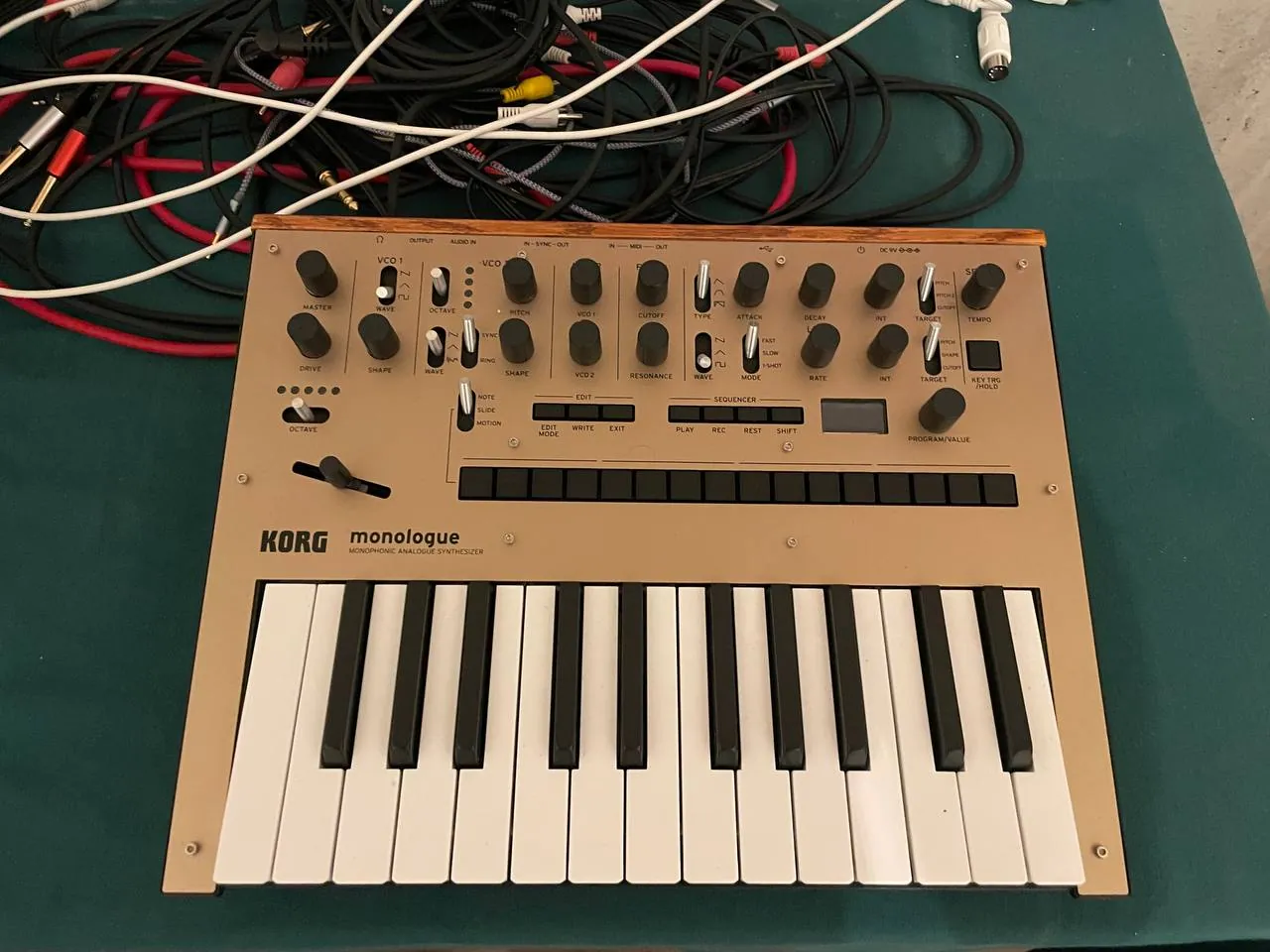 Синтезатор Korg Monologue 1