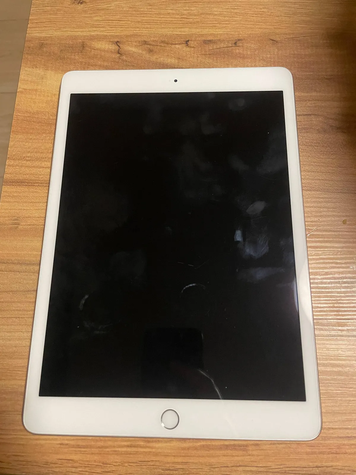 IPad 8-го поколения 32 ГБ с чехлом-подставкой 1
