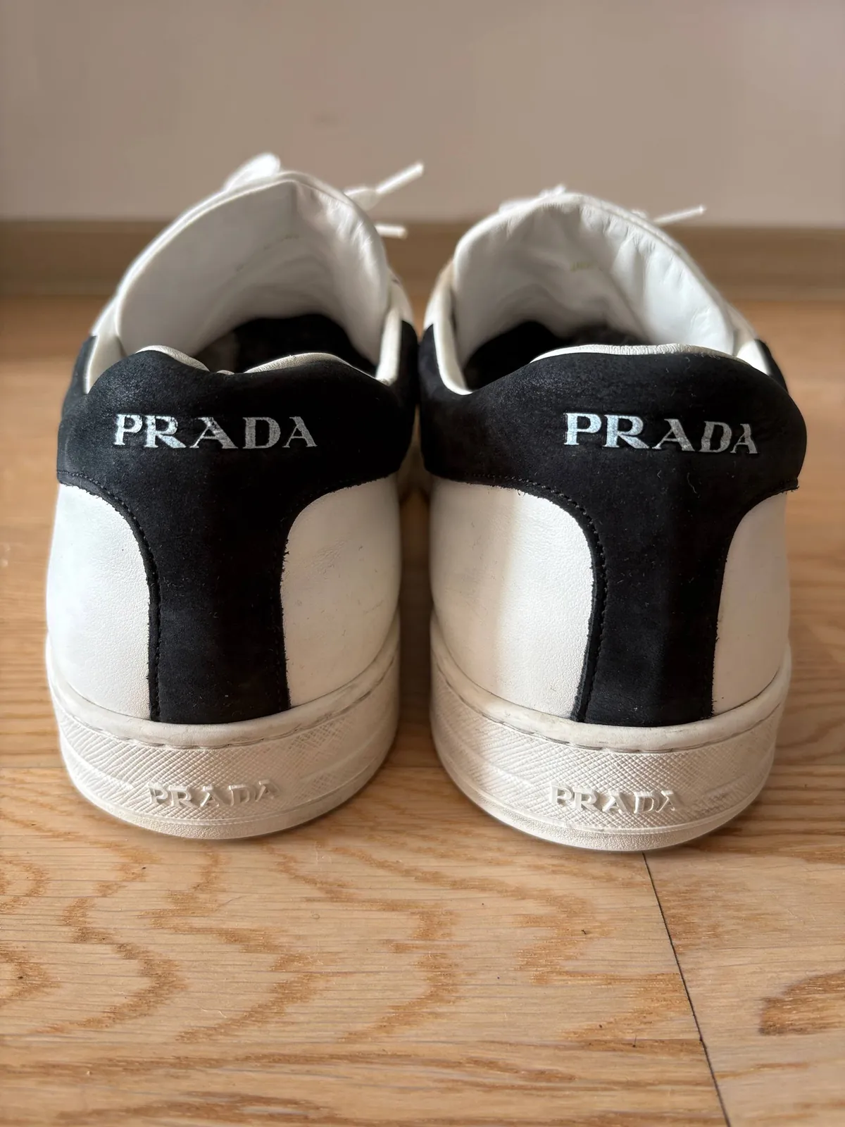Кроссовки Prada белые кожаные 3