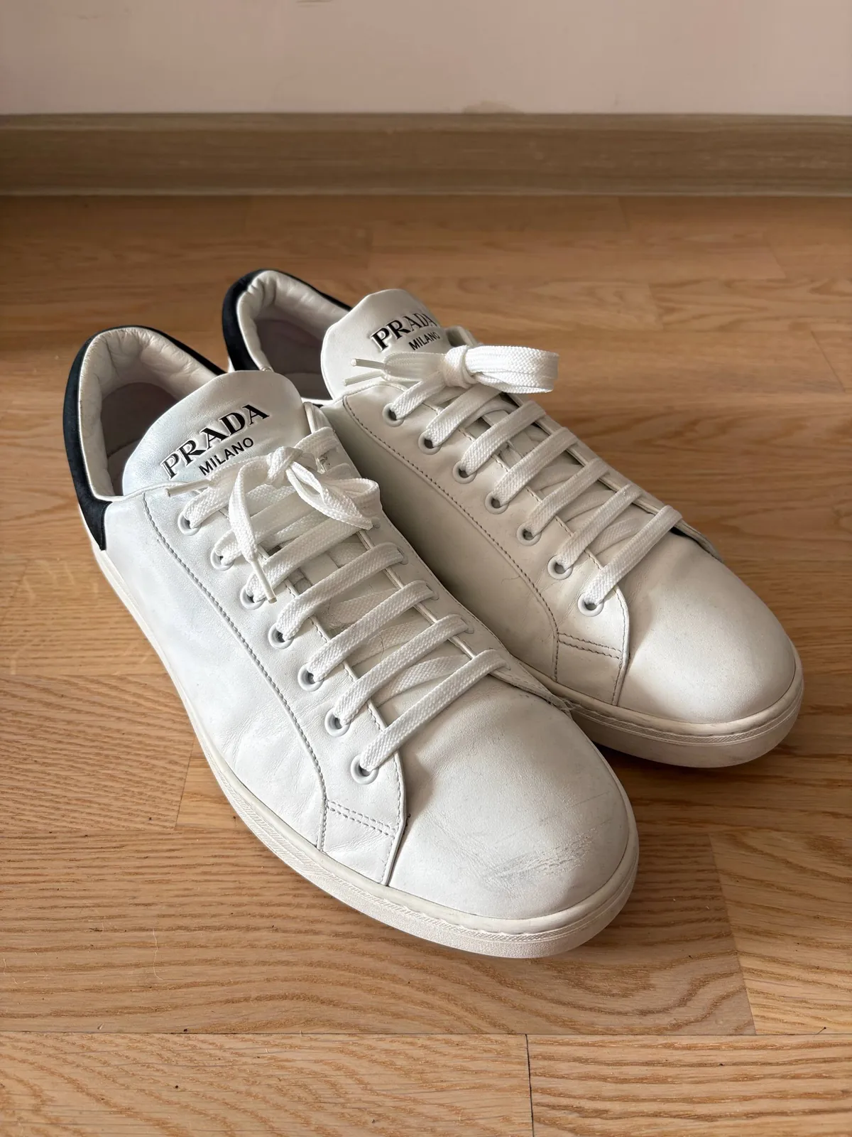 Кроссовки Prada белые кожаные 1