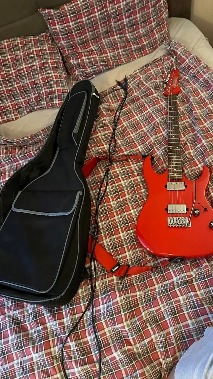 Электрогитара Ibanez Gio с чехлом и ремнём 2