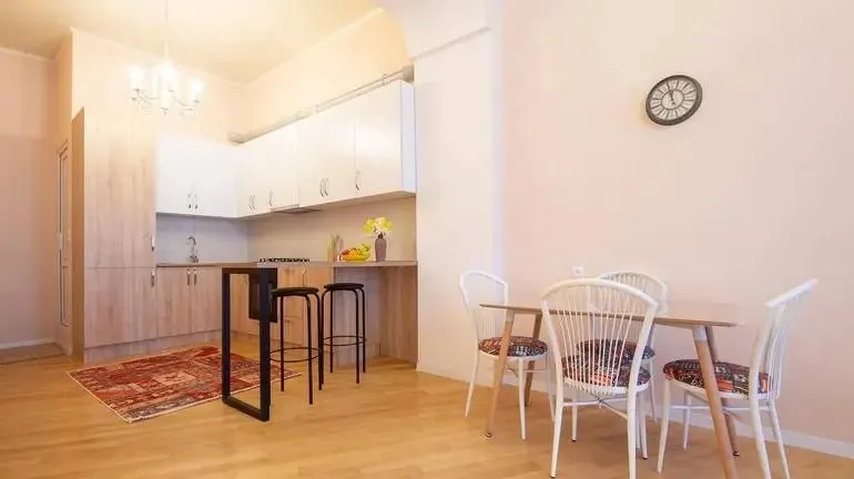 Квартира 85 м² с балконом в Чугурети 4
