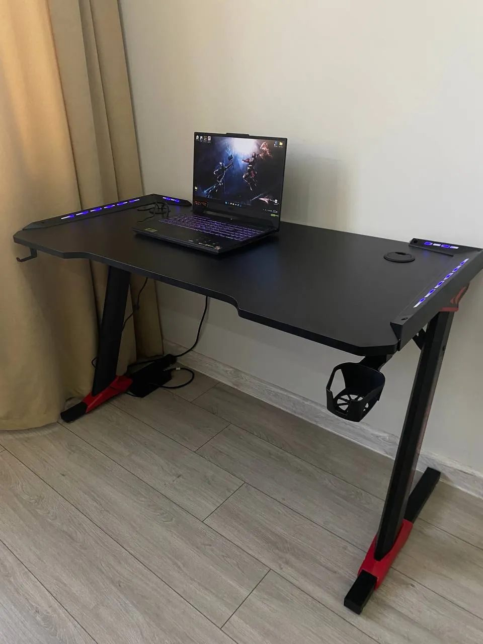 Геймерский стол с RGB-подсветкой 1
