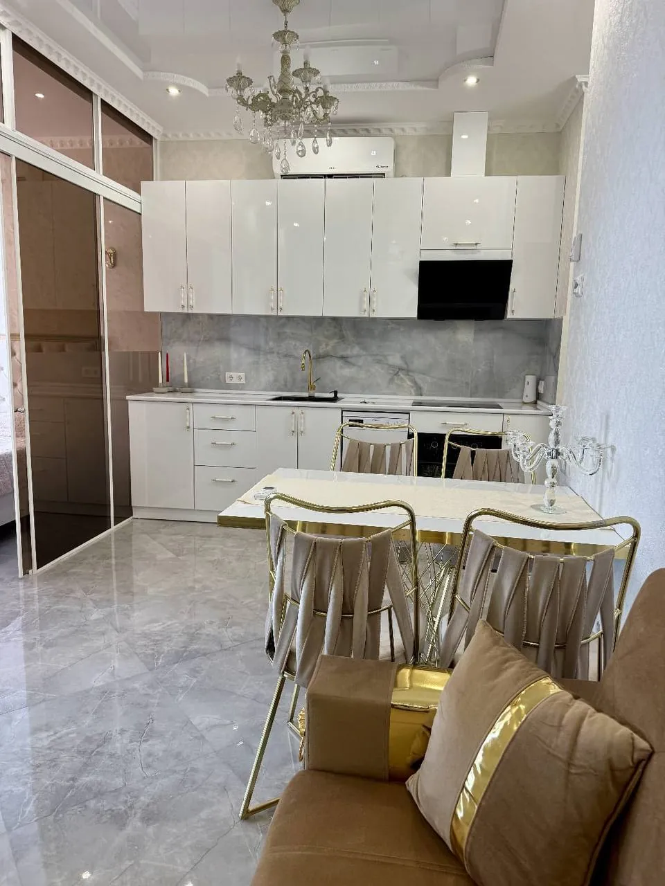 Квартира 60 м² с 2 спальнями у Аллеи Героев 3