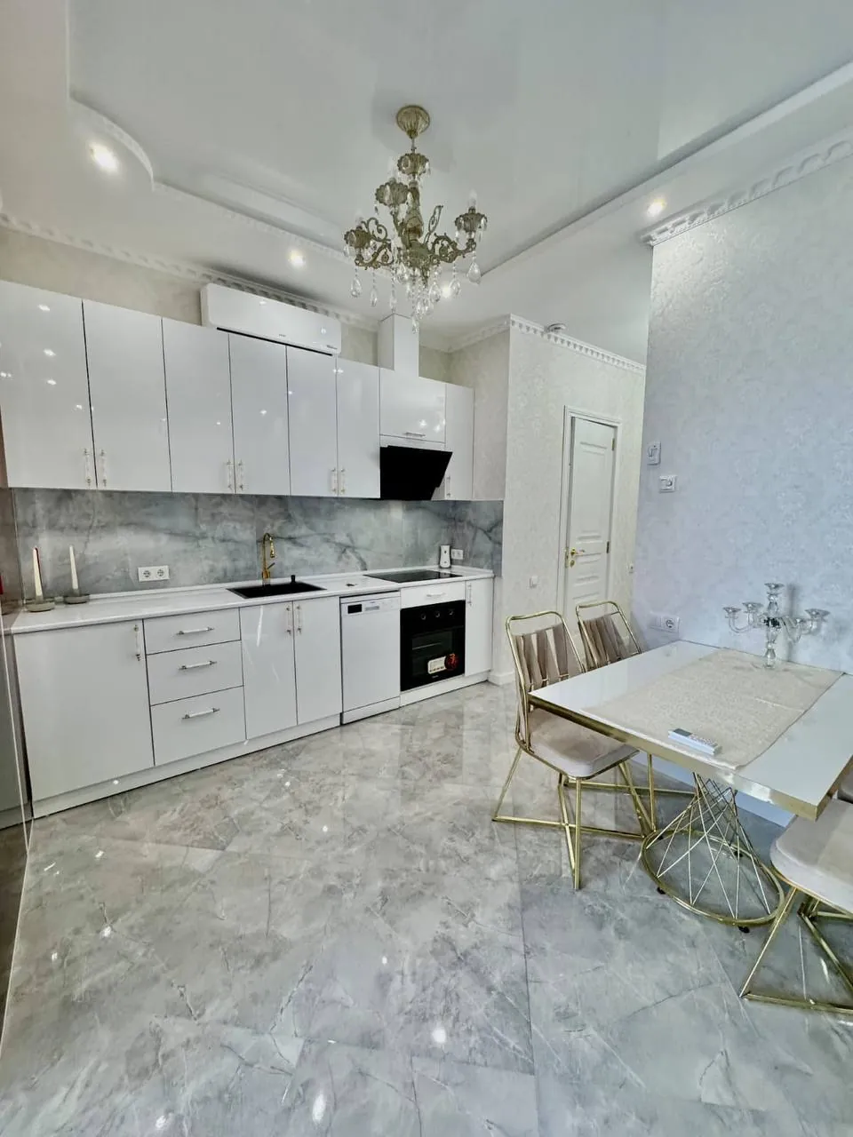 Квартира 60 м² с 2 спальнями у Аллеи Героев 1