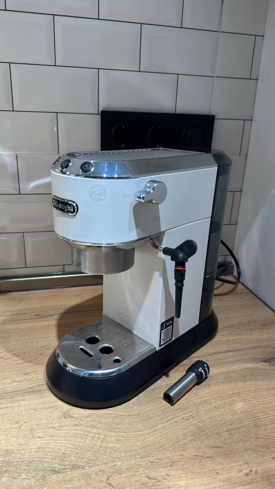Рожковая кофемашина DeLonghi Dedica EC685 3