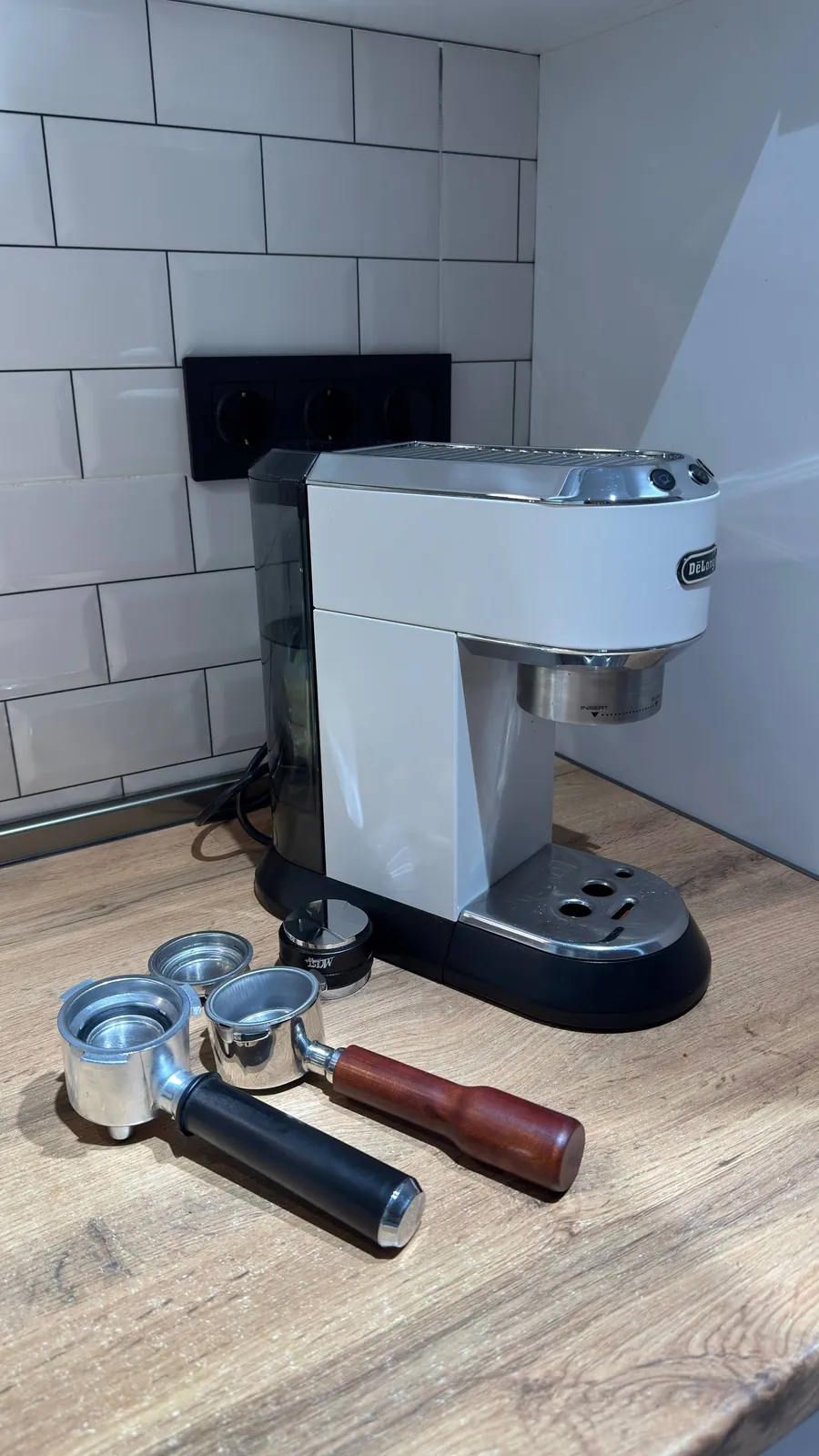 Рожковая кофемашина DeLonghi Dedica EC685 1