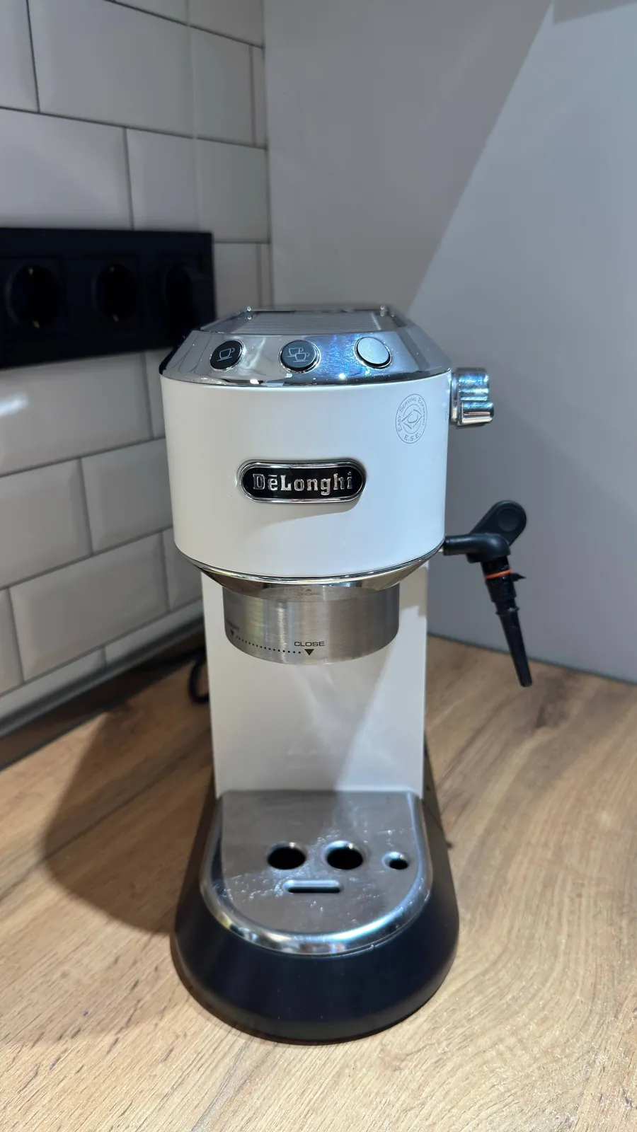 Рожковая кофемашина DeLonghi Dedica EC685 4